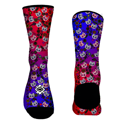 Calcetines deportivos con patrón repetido de cabezas de gato estilo calavera mexicana en blanco y negro sobre fondos degradados en rojo, morado y azul