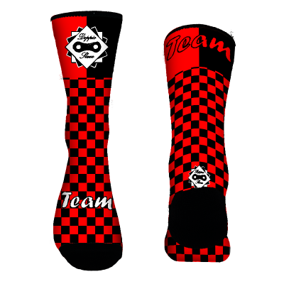 Calcetines deportivos rojos y negros con diseño de damero, logotipo estilizado y palabra "Team" en blanco