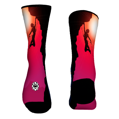 Calcetines deportivos con silueta de escalador en una pared de roca al atardecer con degradado de rojo a negro