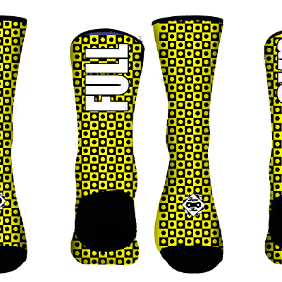 Calcetines deportivos amarillos con patrón de cuadros negros y palabras "FULL" y "GAS" en grande en color blanco